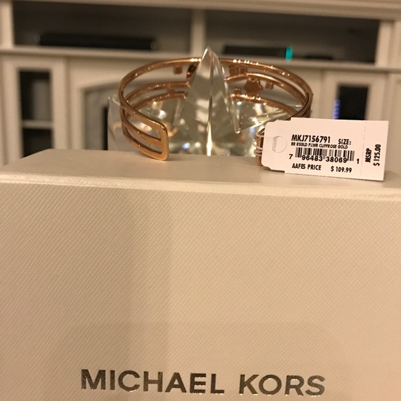 🆕 Michael Kors Cuff Bracelet in Rose Gold - Picture 4 of 4
